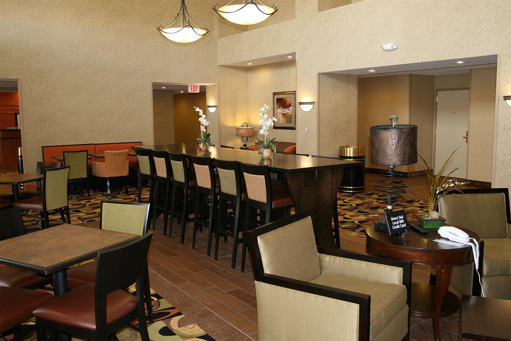 Hampton Inn&Suites Cedar Rapids Bagian luar foto