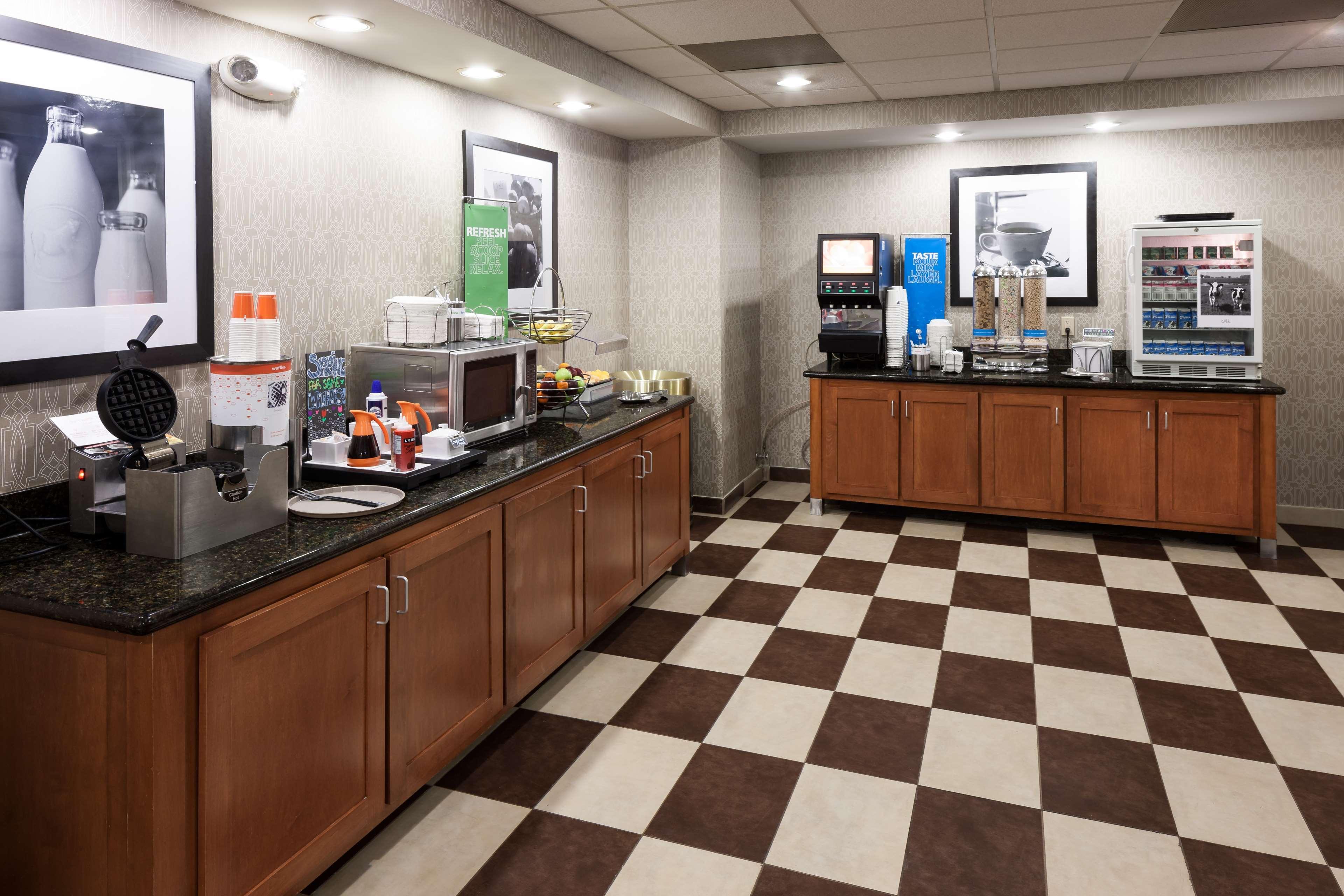Hampton Inn&Suites Cedar Rapids Bagian luar foto