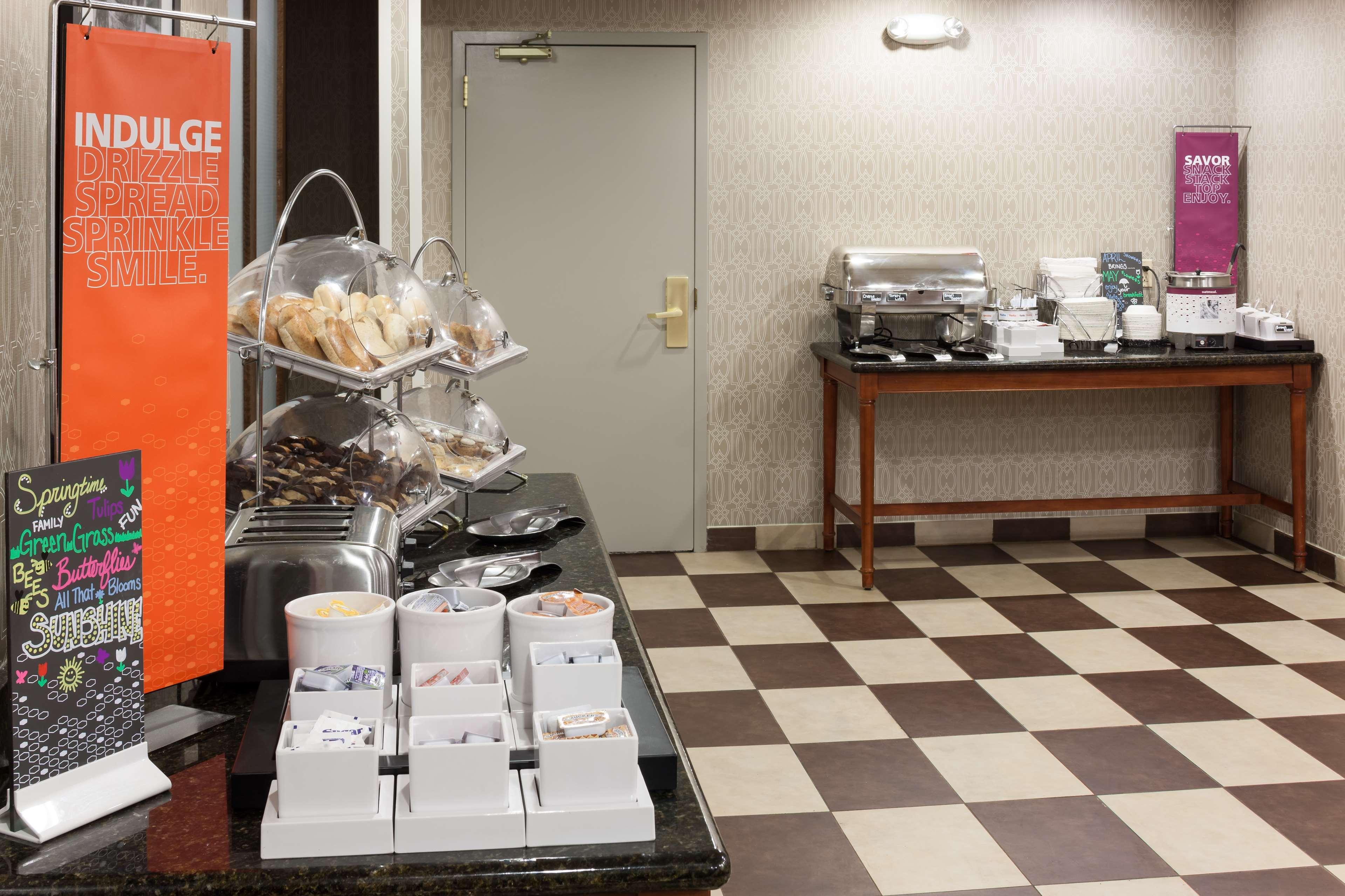Hampton Inn&Suites Cedar Rapids Bagian luar foto