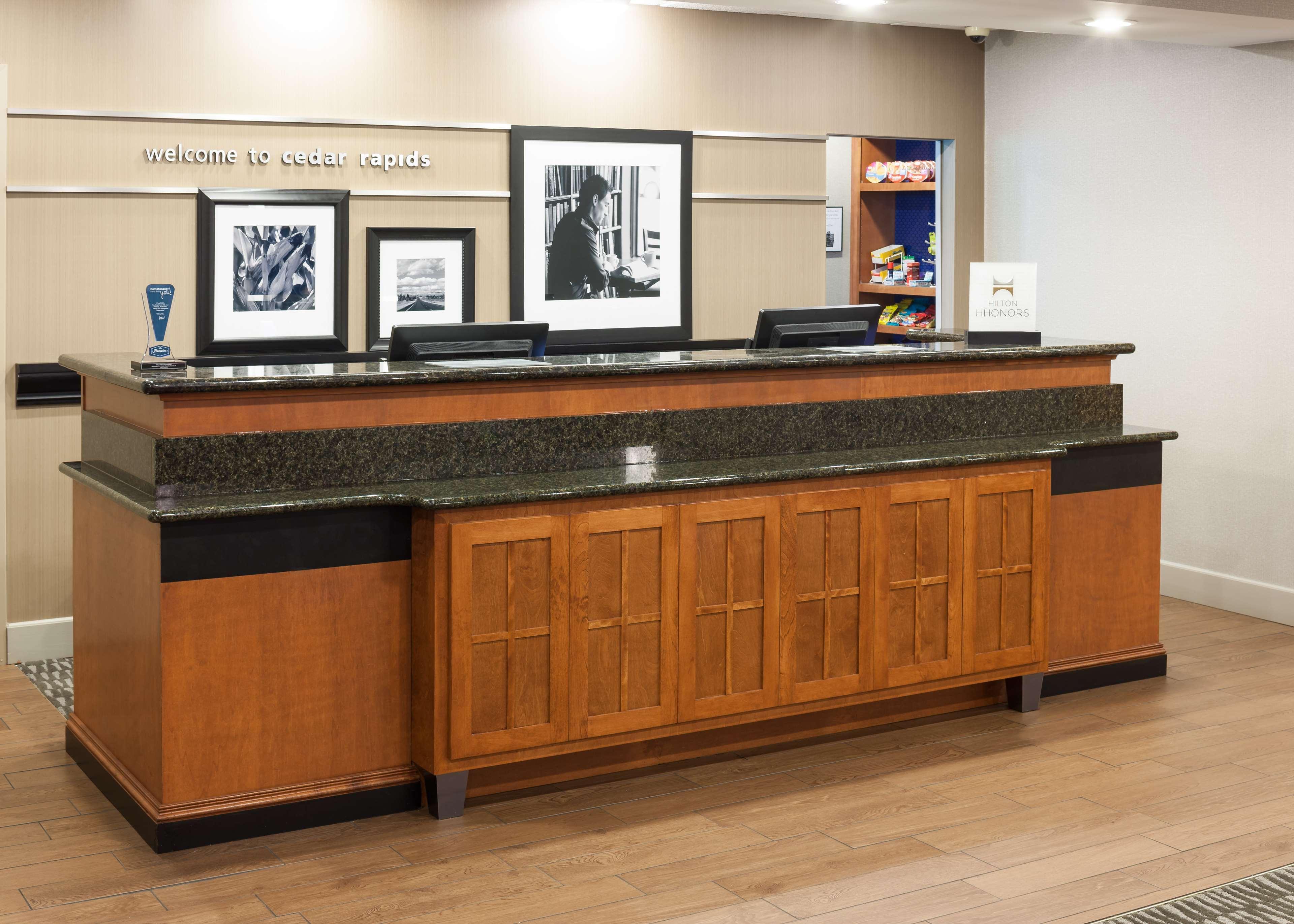 Hampton Inn&Suites Cedar Rapids Bagian luar foto
