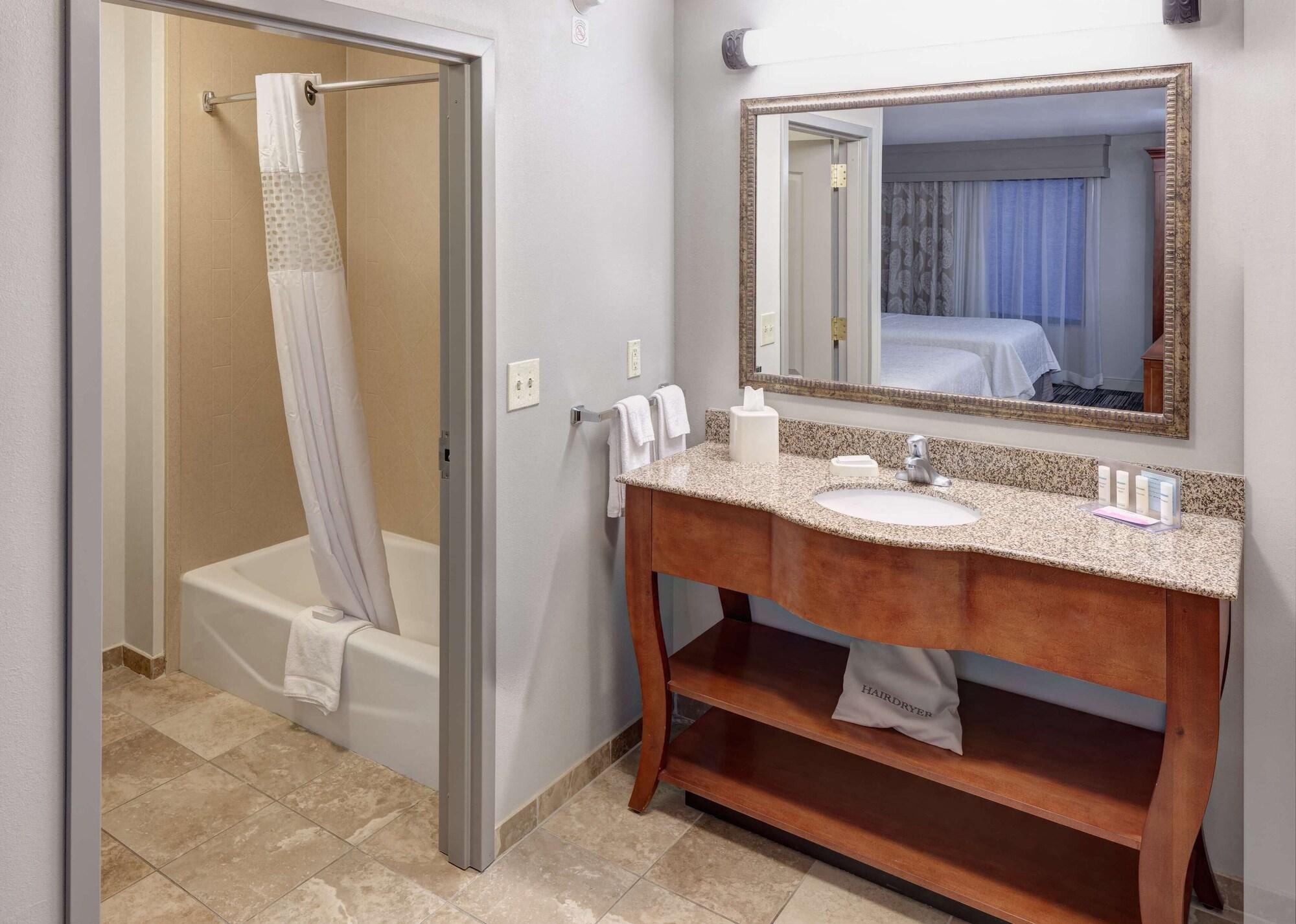 Hampton Inn&Suites Cedar Rapids Bagian luar foto