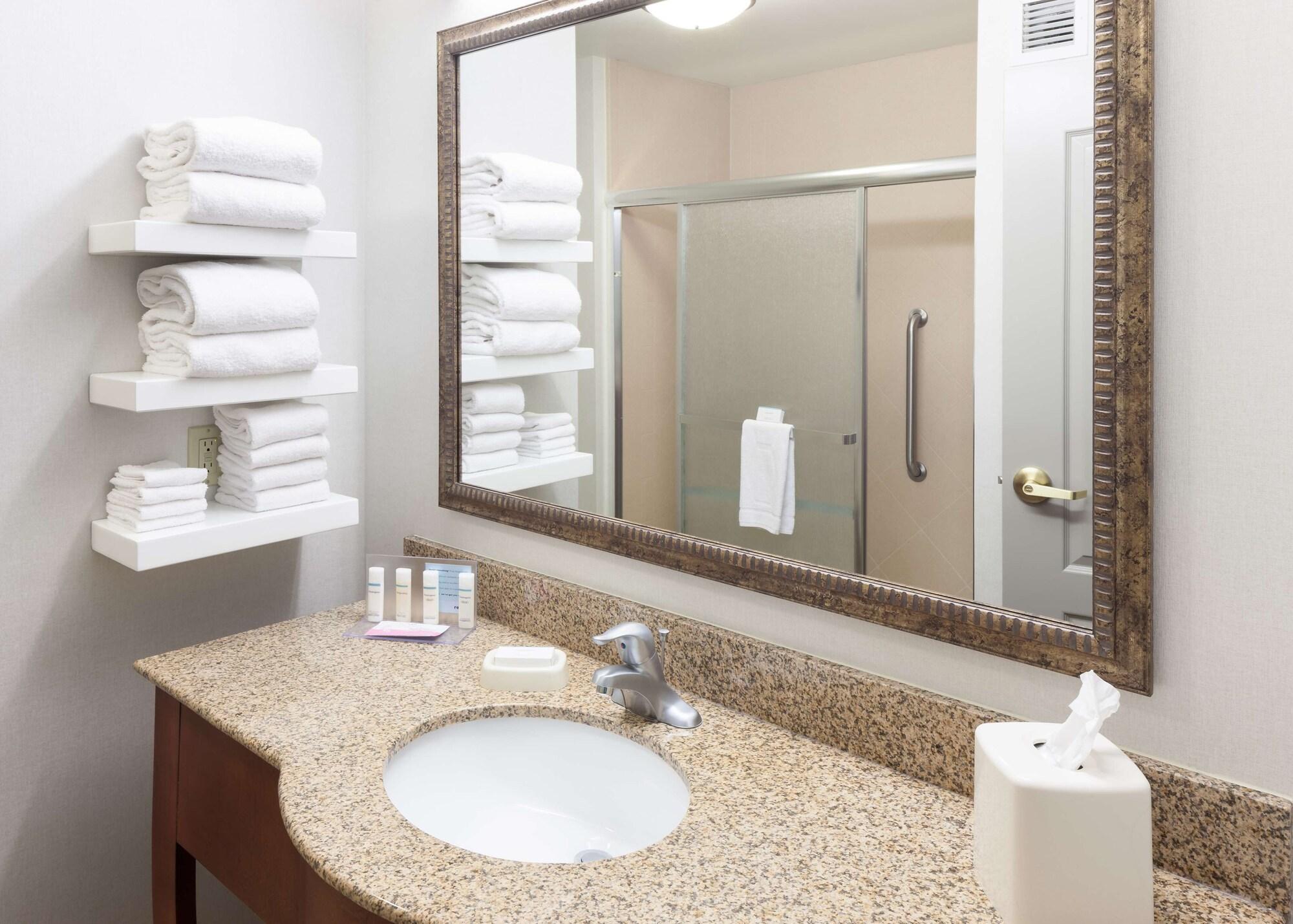 Hampton Inn&Suites Cedar Rapids Bagian luar foto