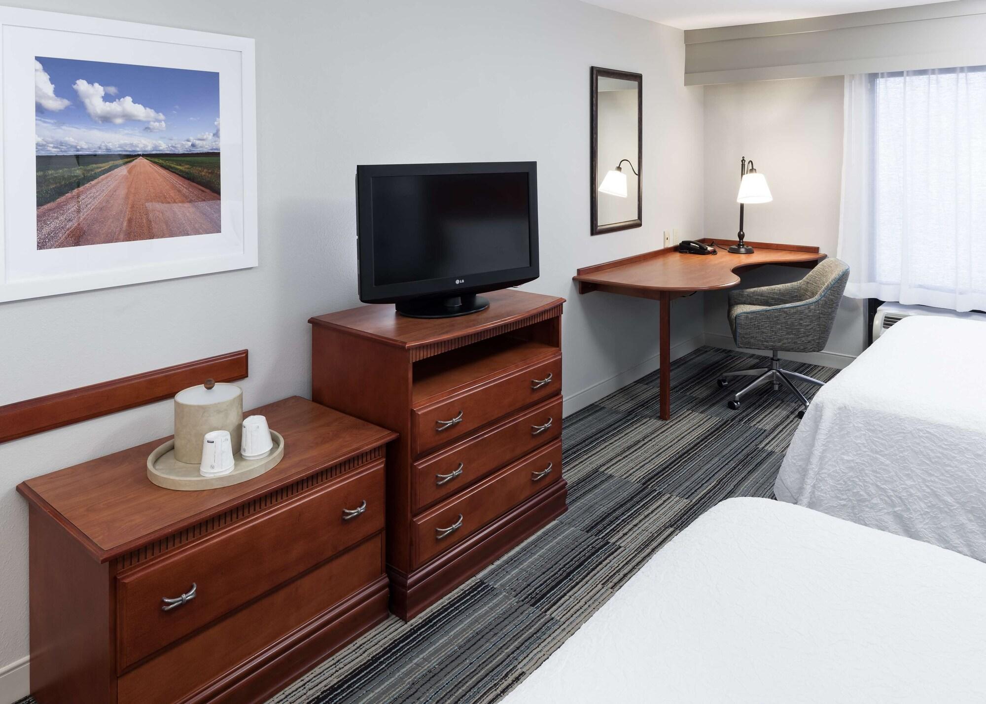 Hampton Inn&Suites Cedar Rapids Bagian luar foto