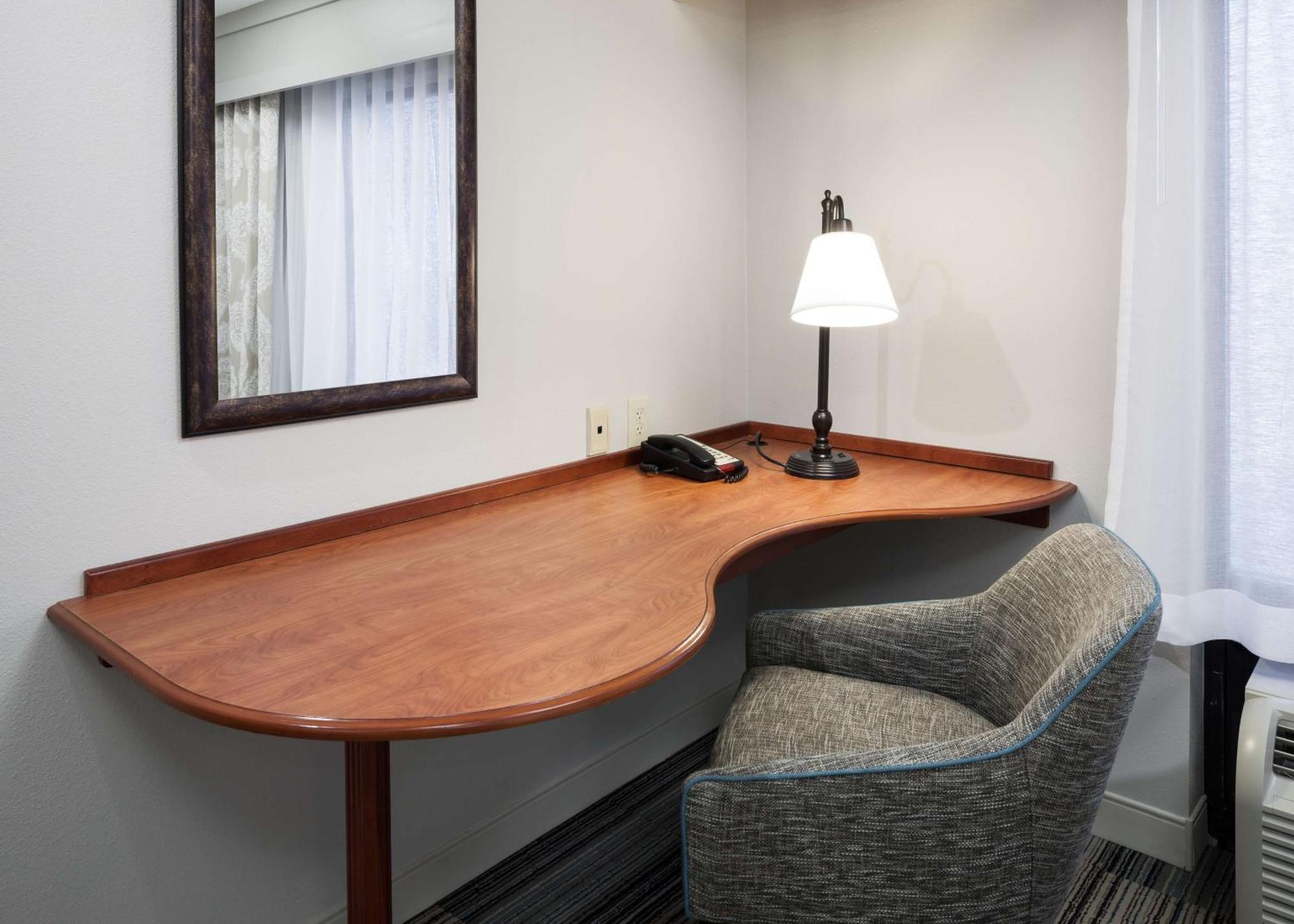 Hampton Inn&Suites Cedar Rapids Bagian luar foto
