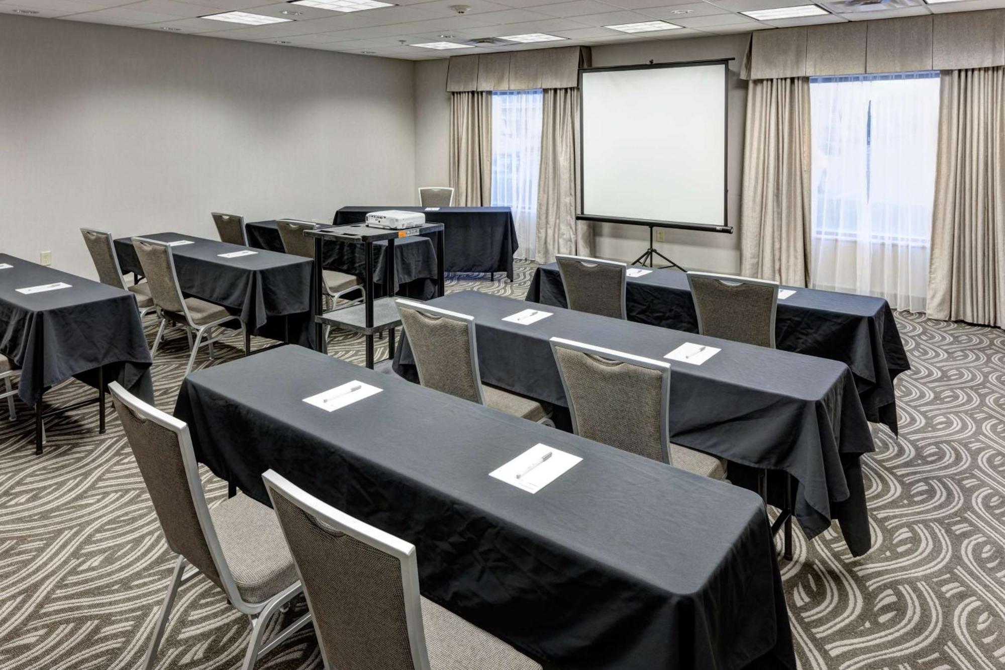 Hampton Inn&Suites Cedar Rapids Bagian luar foto